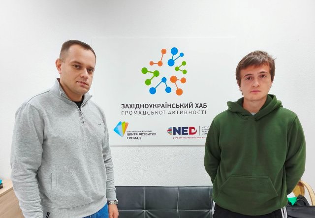  Здобувач-практикант Артур Фриз разом із керівником Центру п. Сергієм Волохатим